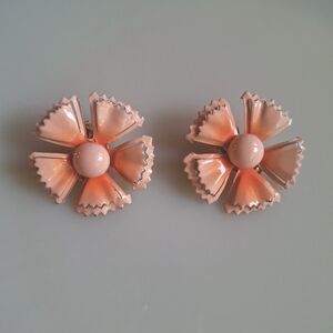 Enamel on Metal Vintage Flower Clip On Earrings Peach Pink Floral Retro Style🍑
